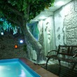 Дизайн и отделка бассейна искусственным камнем в природном стиле с применением искусственных деревьев из стеклопластика, фресок и барельефов из полимер бетона, искусственного камня из Арт бетона.