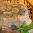 Искусственный декоративный водопад по лестницей с аквариумом для черепах