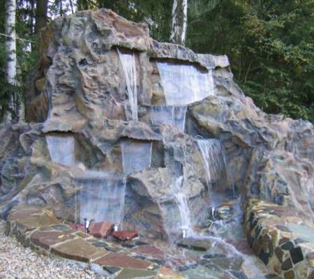 Искусственный водопад для ландшафта. Уличный искусственный водопад из полимер бетона, стеклопластика и арт бетона.