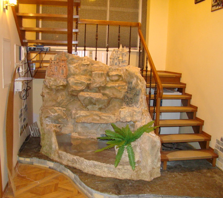 Искусственный декоративный водопад по лестницей с аквариумом для черепах