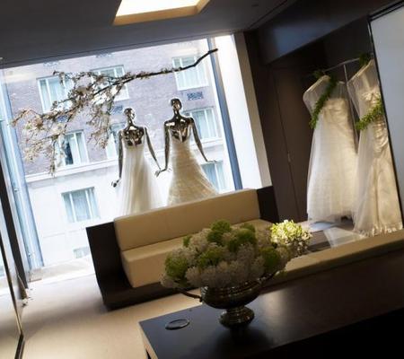 Ветка белой сакуры для украшения витрины свадебного салона.