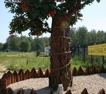 Дуб искусственный, отдельно стоящий - высотой 5,5м - в КП "Дубрава у озера", Чеховский р-он, МО - 2009г.