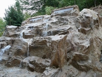 Декоративный скальный водопад из искусственного камня в г. Сочи