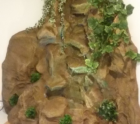 Угловой искусственный водопад с подсветкой и искусственными растениями - Размер: 1,2м х 1,5м/h=2,2м - г. Москва, БФ "Шаарей Цедек" - 2018г.