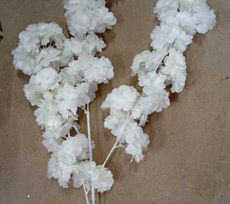 Искусственная ветка сакуры белой.