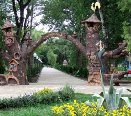 Входная арка в городской парк "Лукоморье" из архитектурного бетона в виде стволов искусственных деревьев.